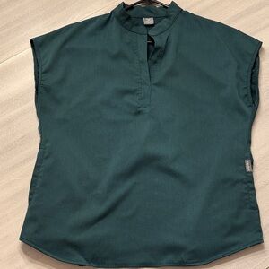 Niaahinn Woman’s Scrub Top